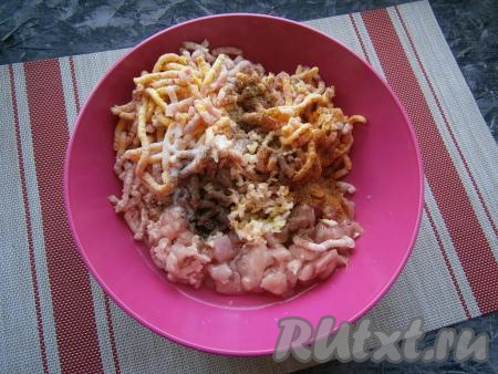 Добавить в фарш мелконарезанную курятину, соль, чёрный молотый перец, кориандр, мускатный орех, приправу к мясу и пропущенный через пресс чеснок, влить 100 мл холодной воды.