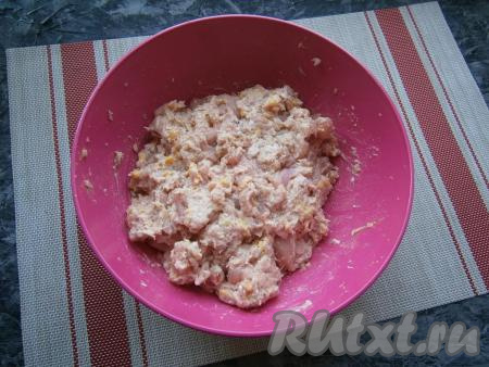 Очень тщательно фарш перемешать.