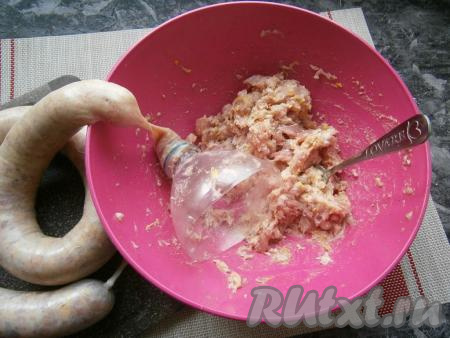Кишки наполнить фаршем с помощью специальной насадки для мясорубки или обрезанной пластиковой бутылки. Я использую второй вариант, так&nbsp;как много колбасы я не делаю.