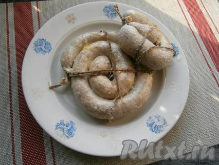 Готовую колбаску выложить на тарелку и дать ей остыть.