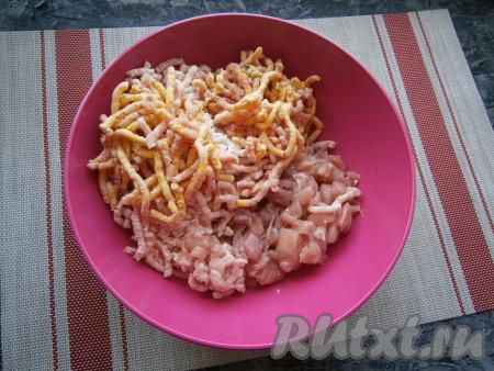 С куриных бёдер срезать мясо, удалив кости, а затем нарезать на маленькие кусочки. Свинину вместе с салом и жиром перекрутить на мясорубке с мелкой решеткой.