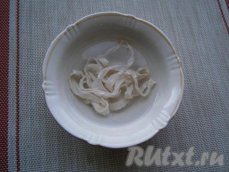 Кишки замочить в холодной воде на 30-40 минут, добавив в воду&nbsp;немного столового уксуса или лимонного сока.