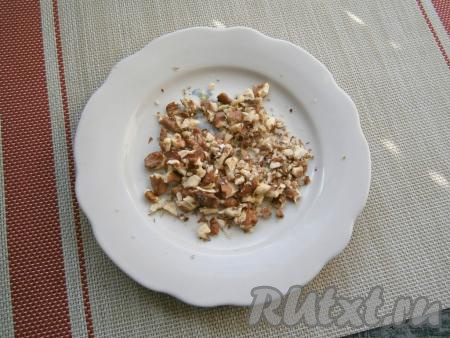 Орехи порубить не слишком мелко. Вместо грецких орехов можно взять миндаль, лесные орехи или арахис. А можно приготовить и без них, тут всё зависит от&nbsp;ваших вкусовых предпочтений и от наличия продуктов.