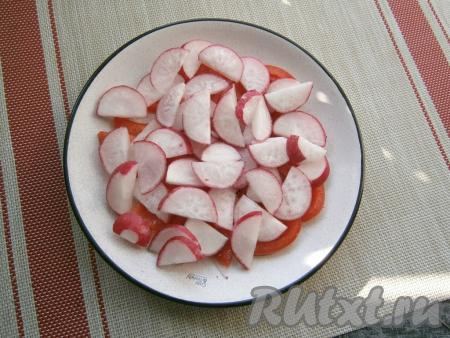 Сверху выложить слой нарезанного полукружочками свежего редиса, который немного посолить.