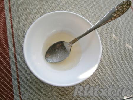 Тщательно взбить ложкой подсолнечное масло с лимонным соком и сахаром (до растворения сахара).