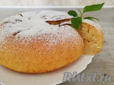 Шарлотка на кефире с яблоками в мультиварке