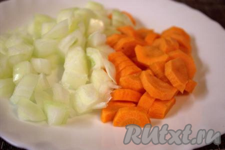 Репчатый лук очистить, помыть, нарезать на средние кубики. Очищенную морковь нарезать полукружочками.