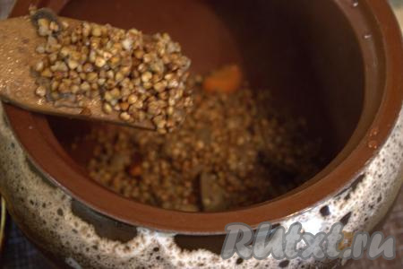 Разложить смесь из гречки, овощей и шампиньонов по горшочкам (примерно, на 1/3 объёма горшочка). Я выложила смесь в один большой горшочек.