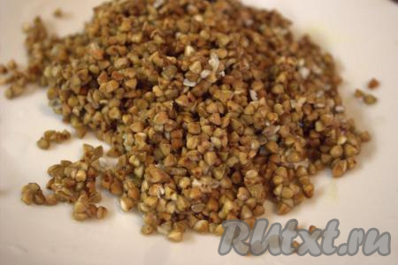 Гречневую крупу хорошо промыть под проточной водой.