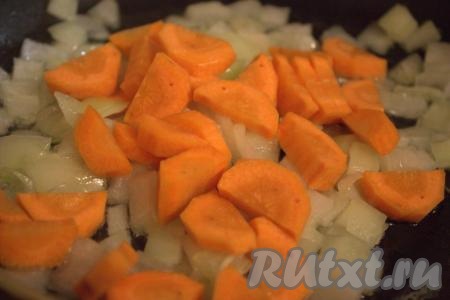 Затем в сковороду к луку добавить нарезанную морковь, хорошо перемешать и обжаривать овощи минут 5, не забывая помешивать.