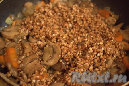 Добавить промытую гречку в сковороду к овощам и шампиньонам, перемешать, приправить специями по вашему вкусу, посолить и обжаривать минут 5, не забывая помешивать.