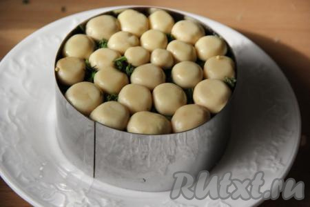 Готовый салатик перевернуть на плоскую тарелку (шляпки шампиньонов получатся сверху), убрать бортики (или кастрюльку с пищевой плёнкой).