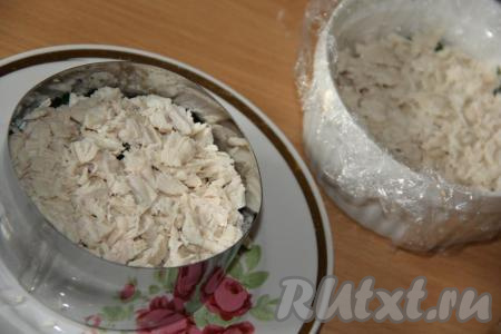 Порвать остывшее куриное филе на волокна (или нарезать), выложить поверх зелени, можно слегка посолить.