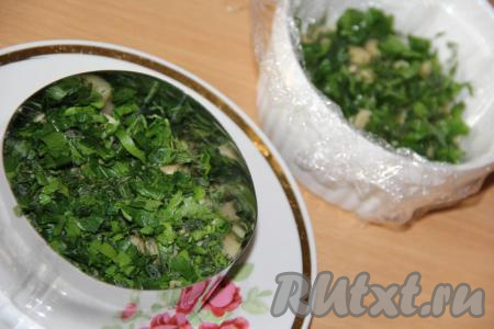 Зелень вымыть, мелко нарезать и выложить поверх грибов.