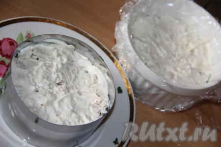 Смазать мясной слой майонезом и слегка утрамбовать.