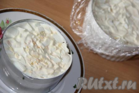 Слой яиц смазать майонезом и утрамбовать.