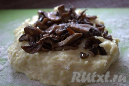 Рабочую поверхность припылить мукой. Из картофельного теста сформировать лепёшки размером с ладонь. Поверх каждой лепёшки выложить по 1-2 чайных ложки остывших шампиньонов. Соединить края лепёшки, как пирожок. Сформировать таким образом все зразы с грибной начинкой.