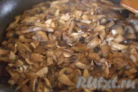 Пока варится картошка, шампиньоны очистить от грязи, промыть и произвольно нарезать (я нарезала тонкой соломкой). В сковороде разогреть 2 столовые ложки растительного масла, затем выложить шампиньоны и обжарить на среднем огне до готовности (минут 7-10), не забывая помешивать. В конце приготовления грибы посолить, приправить чёрным молотым перцем, перемешать. А затем, сняв с огня, дать грибочкам остыть.