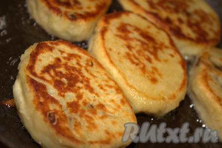 В сковороде разогреть растительное масло, выложить заготовки картофельных зраз с грибами и обжарить их с двух сторон на среднем огне до золотистого цвета (минуты по 2-3 с каждой стороны).