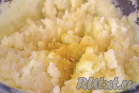 В картофельное пюре добавить куркуму, перемешать и дать полностью остыть.