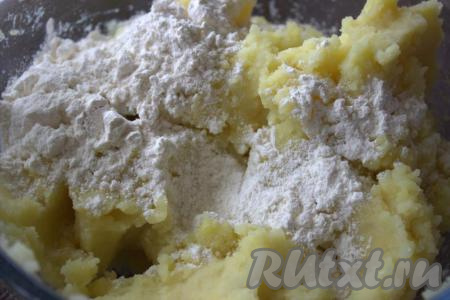 Небольшими частями всыпать муку. Картофельное тесто тщательно перемешать до однородного состояния (тесто должно быть пластичным и слегка липнуть к рукам).
