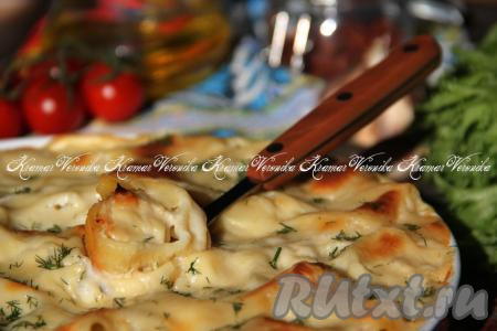 Запекать ракушки с начинкой с соусом бешамель в разогретой духовке при температуре 180 градусов, примерно, 30 минут. Верх блюда должен покрыться красивой корочкой. Подать аппетитные, вкусные, сытные ракушки с фаршем под соусом бешамель в горячем виде.