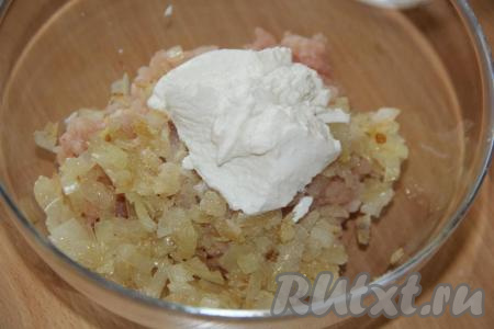 Соединить фарш, сыр, остывший обжаренный лук, посолить по вкусу, перемешать и начинка для фарширования ракушек готова.