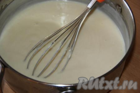 Постоянно помешивая, варить соус на огне чуть ниже среднего.&nbsp;Как только соус закипит, добавить сахар и соль, проварить бешамель пару минут, помешивая, а затем снять с огня.