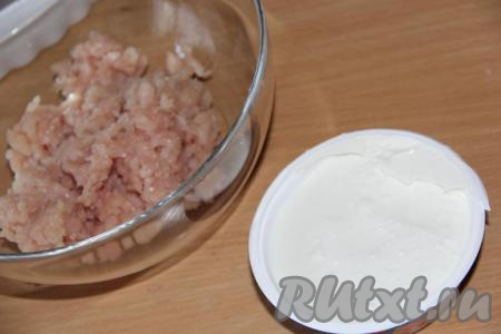 Фарш для этого блюда можно взять любой. Я нарезала куриное филе на кусочки, а затем пропустила через мясорубку. Подготовить творожный сыр (его можно заменить творогом или твёрдым сыром, натёртым на крупной тёрке), а можно и вовсе не добавлять.