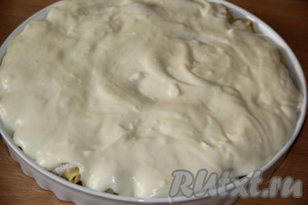 Влить соус бешамель в форму поверх ракушек с фаршем.