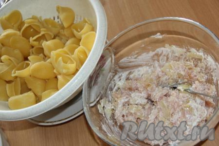 Отварить ракушки в подсоленной воде до полуготовности (я отварила в течение 3 минут с момента закипания, а затем откинула на дуршлаг и промыла холодной водой).