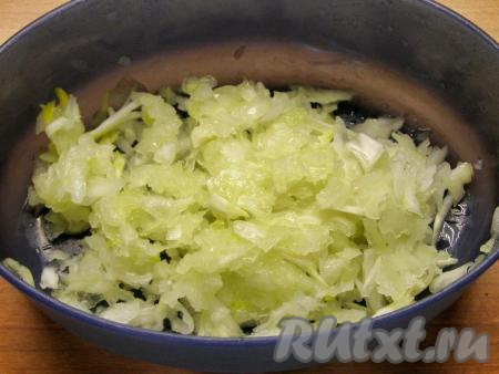 Также, на крупной тёрке, натираем луковицу (можно, при желании, лук очень мелко нарезать).