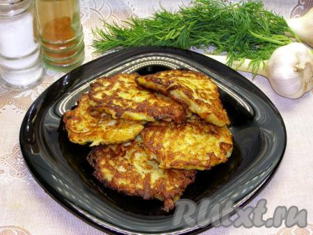 Сочные и полезные драники из картофеля с луком можно подавать и в горячем, и в холодном виде, дополнив свежей сметаной и зеленью. Блюдо, приготовленное по этому рецепту, и насытит, и порадует прекрасным вкусом, попробуйте!