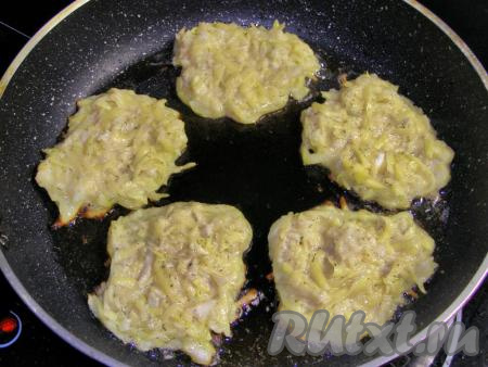 В сковородку наливаем, примерно, 10 мл подсолнечного масла, хорошо его разогреваем и столовой ложкой выкладываем на горячую сковородку картофельную массу в виде оладий.