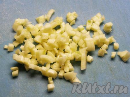 Измельчаем чеснок. Если пропустить чеснок через пресс, он может пригореть, поэтому лучше нарезать его ножом на маленькие кубики.