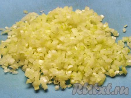 Очищаем одну луковицу и очень мелко нарезаем (можно натереть на тёрке или измельчить в мясорубке или блендере).