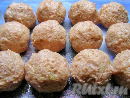 Чтобы фарш не прилипал к рукам, смачиваем руки водой и из приготовленного фарша влажными руками формируем круглые тефтели диаметром, примерно, 5 см.