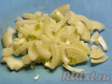 Для приготовления сметанного соуса луковицу очищаем и нарезаем на полукольца.