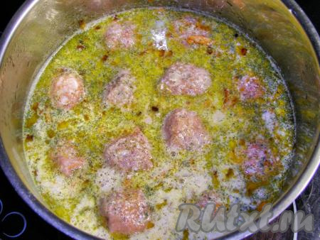 Заливаем тефтели сметанным соусом. Соус должен полностью покрывать тефтели. Если это не так, добавляем ещё воду и солим по вкусу. На сильном огне доводим до кипения, затем огонь уменьшаем до среднего и тушим, примерно, 15 минут, накрыв кастрюлю крышкой.