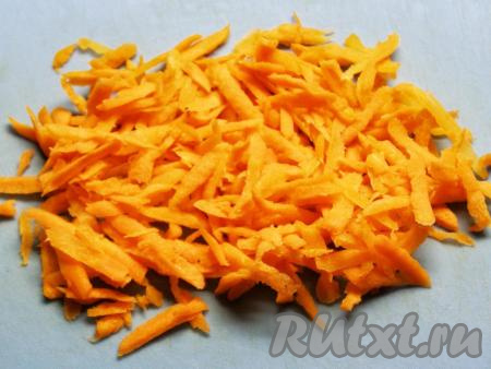 Очищенную морковь натираем на крупной тёрке.