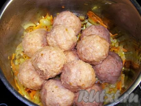 Не снимая кастрюлю с огня, выкладываем в неё тефтели.