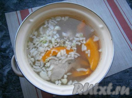 Очистить репчатый лук, мелко нарезать и сразу отправить в суп, влить рафинированное растительное масло. Варить куриный суп с тыквой ещё 15-20 минут.