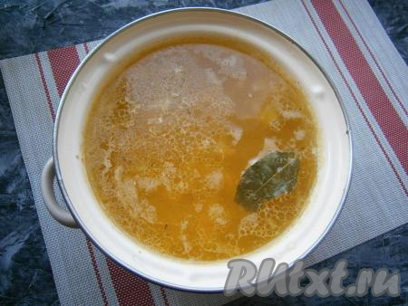 Дать супу провариться минут 5 и можно выключать газ. Дать супу настояться под закрытой крышкой ещё 10-15 минут, как раз и вермишель дойдёт.