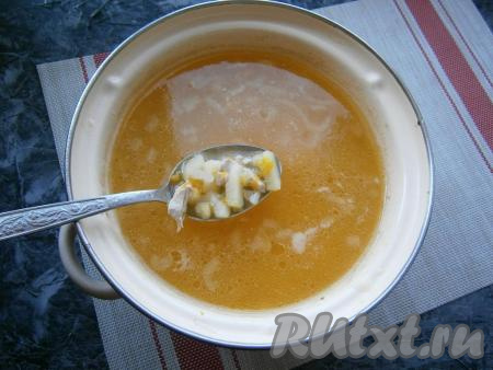 Отправить куриное мясо и тыкву обратно в кастрюлю.