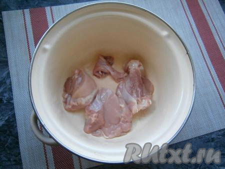 Курицу помыть и выложить в кастрюлю, залить 2,5 литрами воды. Отправить на огонь, довести до кипения и, убрав пену, варить в подсоленной воде на небольшом огне 10-15 минут под прикрытой крышкой.