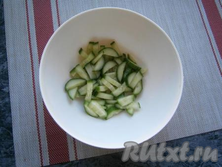 Огурцы нарезать в миску брусочками (или полукружочками).