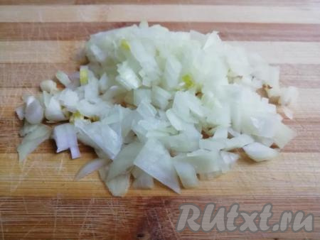Теперь приготовим томатный соус, для этого нужно мелко нарезать целую (можно взять и половину) очищенную луковицу.