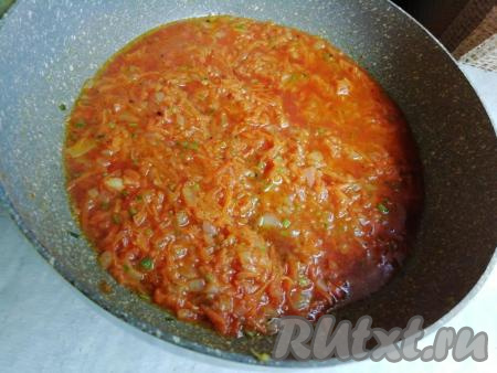 В отдельной ёмкости соединить томатную пасту, соль, специи, влить воду, тщательно перемешать получившийся соус. Когда морковка с овощами станут достаточно мягкими, влить в сковороду соус, дать закипеть.