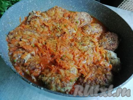 После того как томатный соус закипит, выложить в него обжаренные гречаники, накрыть сковороду крышкой и оставить тушиться на самом маленьком огне 20-25 минут (в зависимости от размера котлеток и состава фарша).