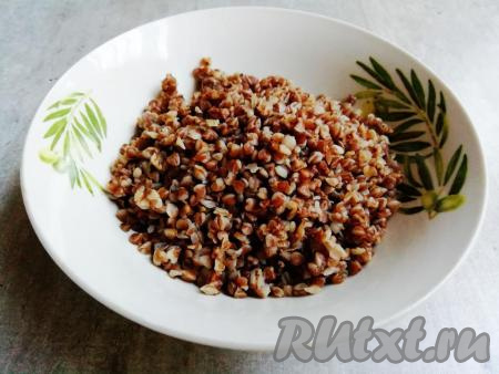 Гречку тщательно промыть и перебрать. Затем поставить на огонь кастрюлю с водой (воды должно быть в два раза больше, чем гречки). Как только вода закипит, добавить по вкусу соль и засыпать крупу. Вновь довести воду до кипения, после чего огонь уменьшить и варить гречку до готовности и полного испарения воды (минут 20). Готовой гречке дать полностью остыть.